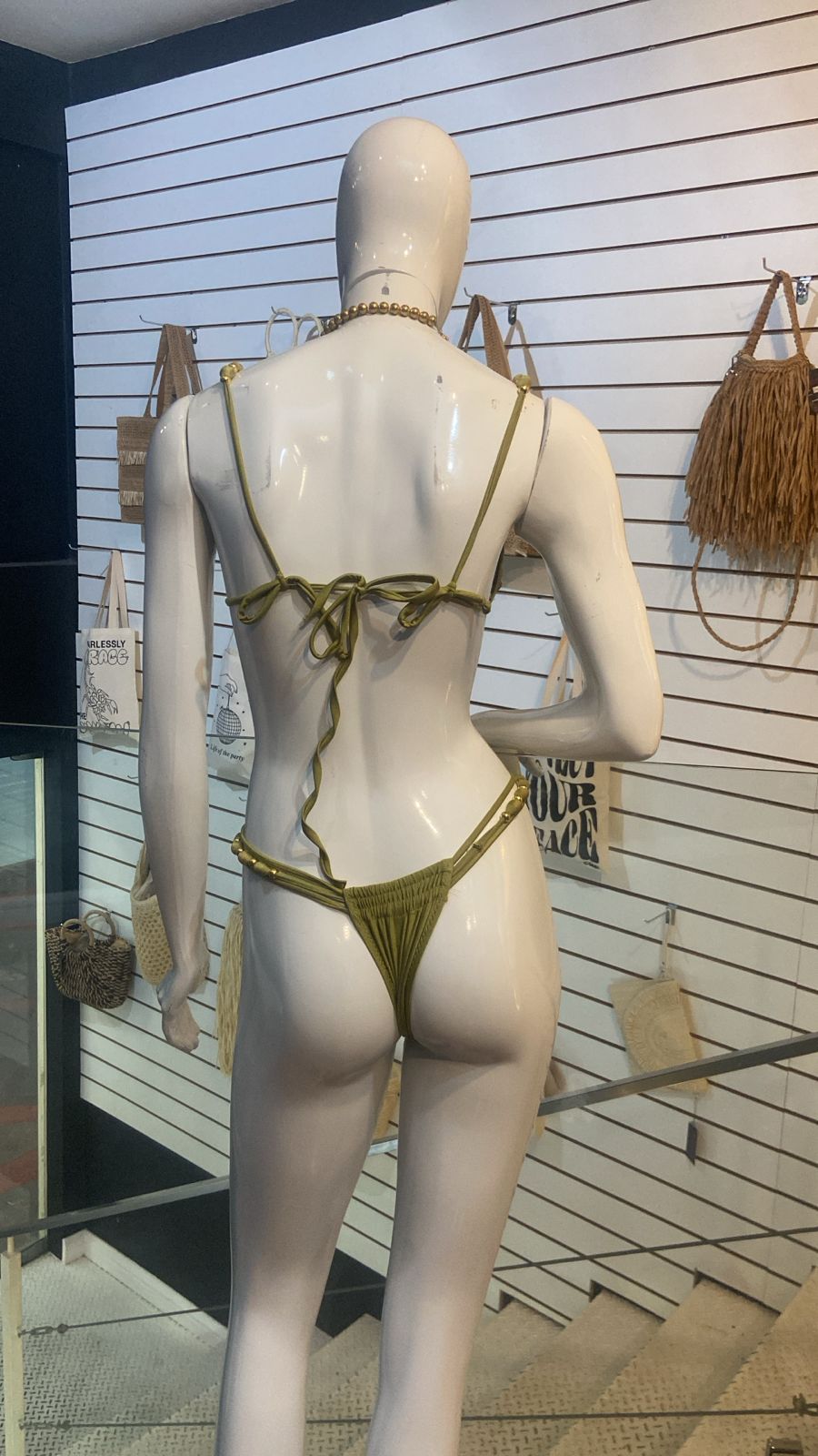 Biquíni Verde Oliva Luxo com Esferas Douradas