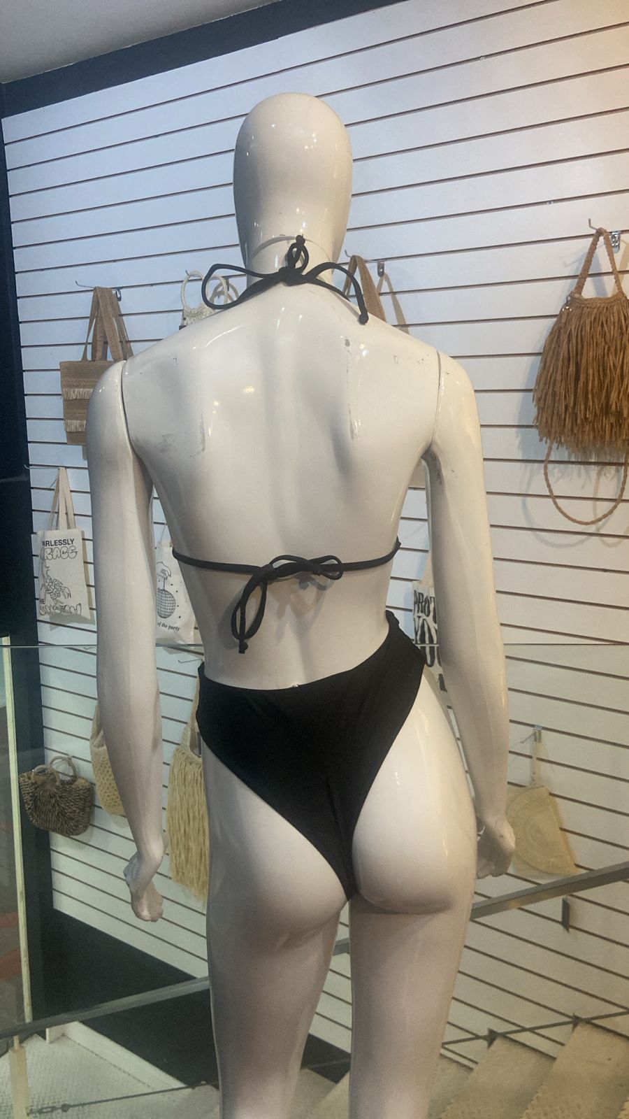 Biquíni Preto com Detalhes Dourados