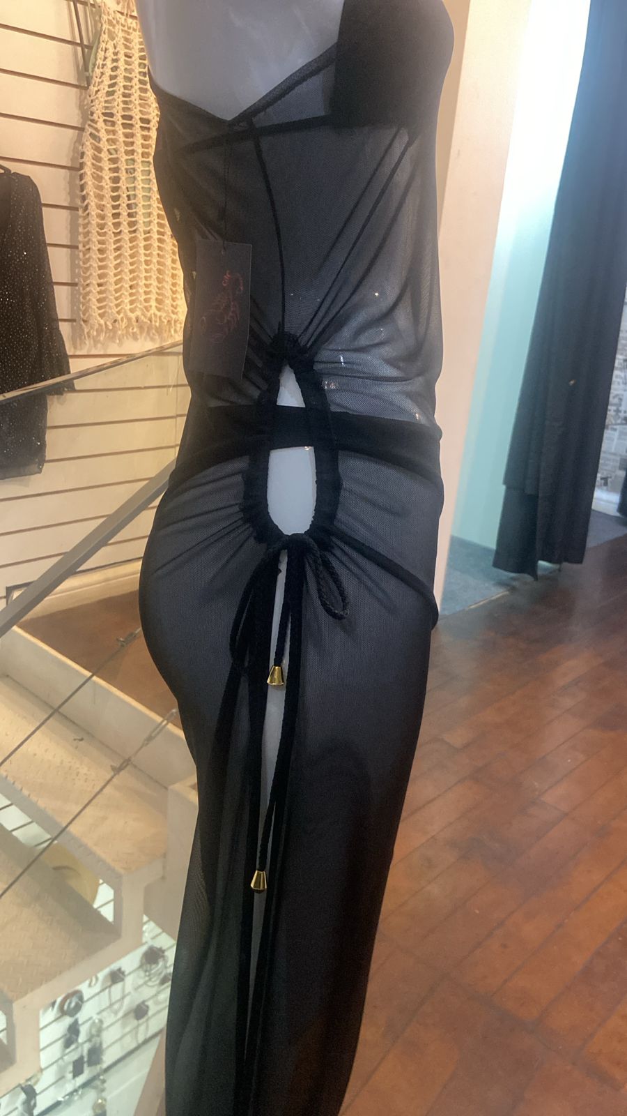 Saída Longa Preta Ombro Único – Tule Transparente