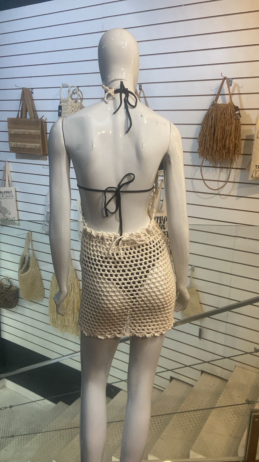 Saída de Praia Curta Crochê Off-White – Decote Profundo