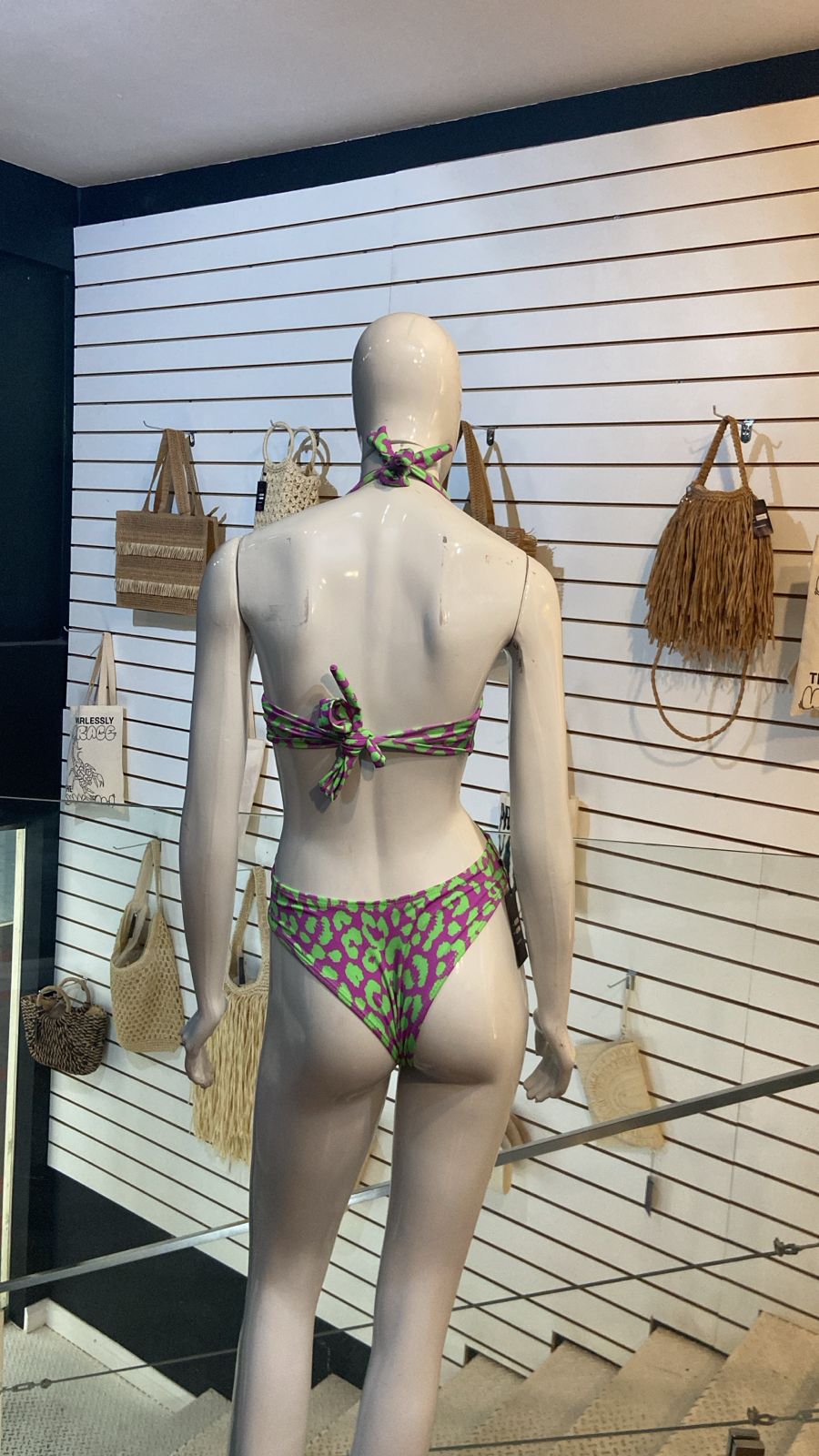 Maiô Halter Recortes Onça Neon