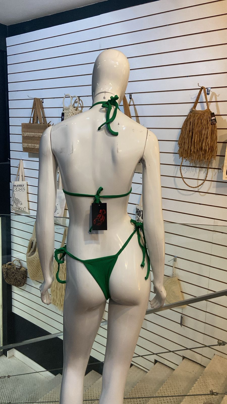Biquíni Verde com Detalhes Dourados