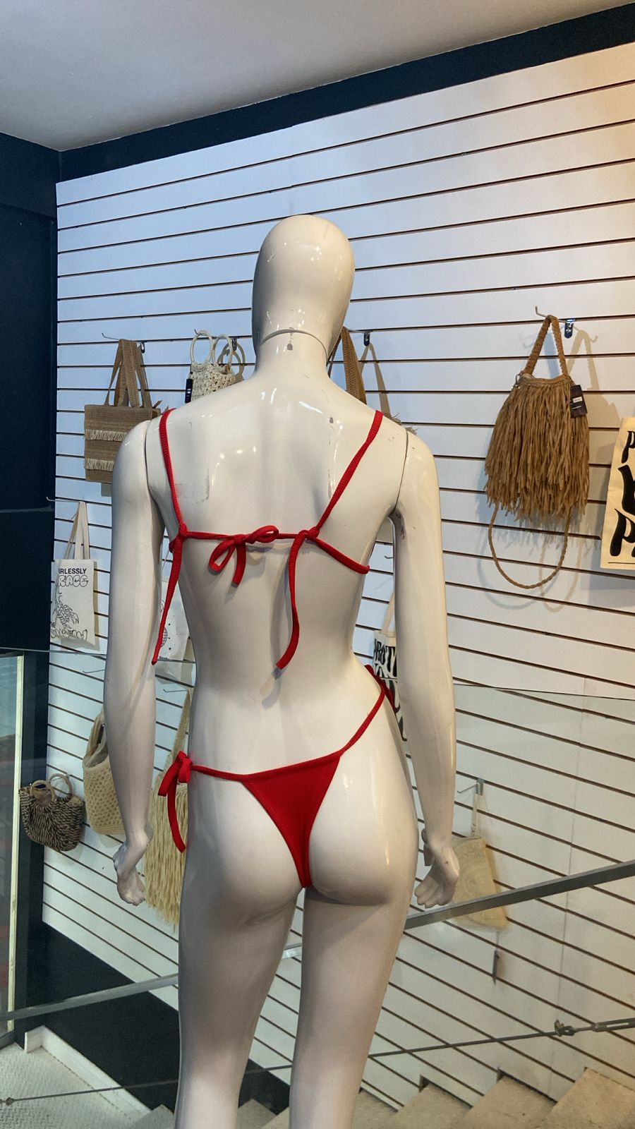 Biquíni Vermelho Canelado com Detalhes Dourados