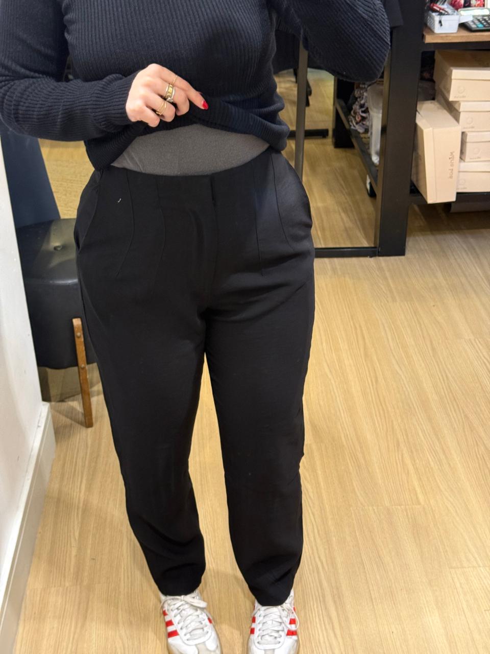 Calça modelo cenoura de alfaiataria