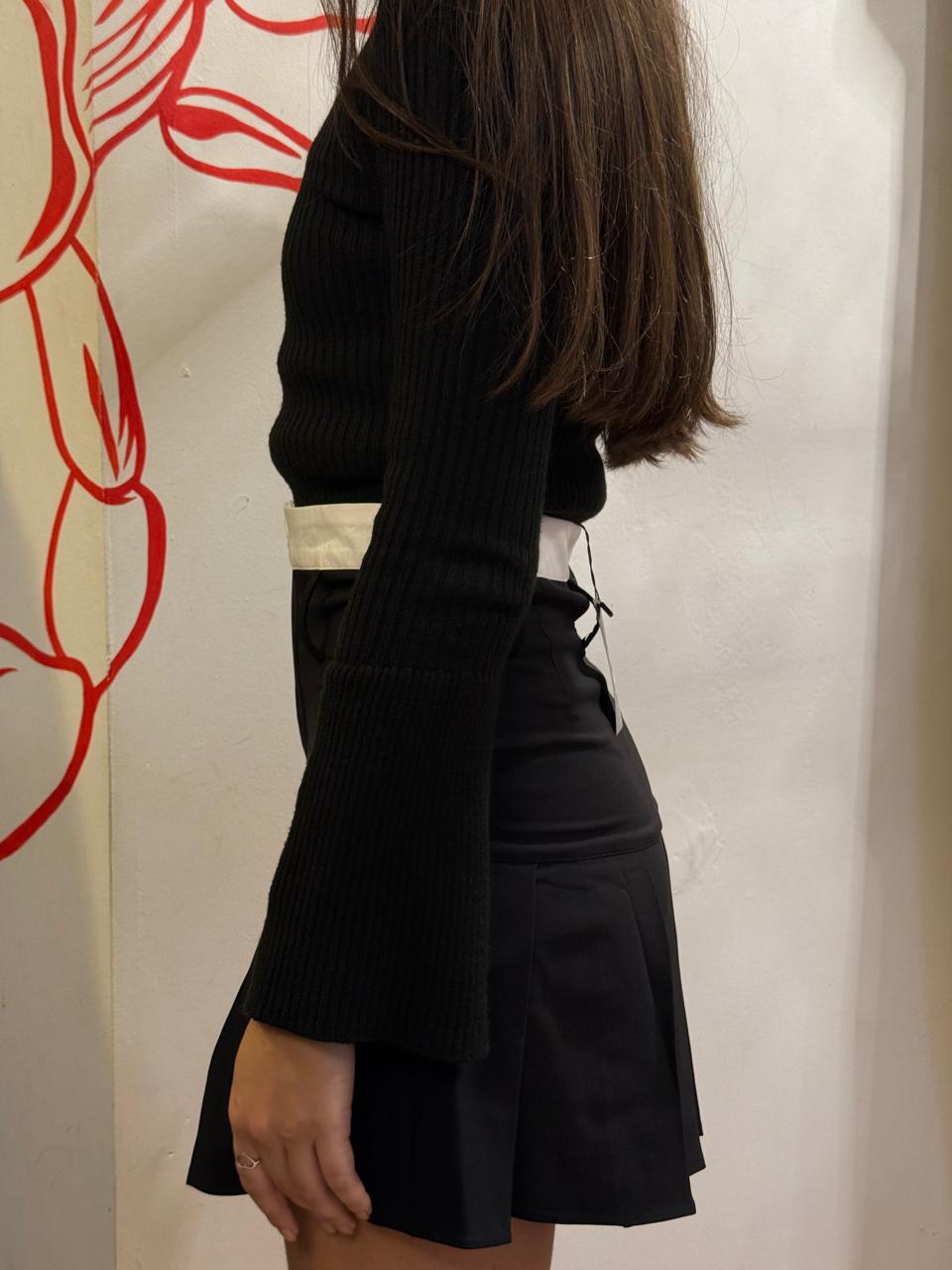 Saia de pregas cós contrastante