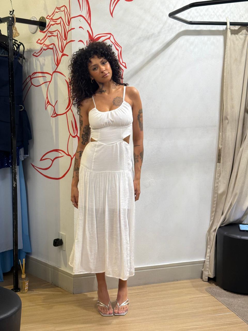 Vestido mídi com recorte na cintura e fenda frontal