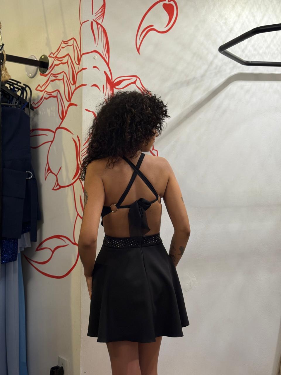 Vestido rodado com as costas abertas e detalhe de strass coloridos