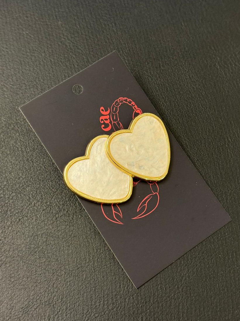 Brinco Coração Perolado com detalhes dourado