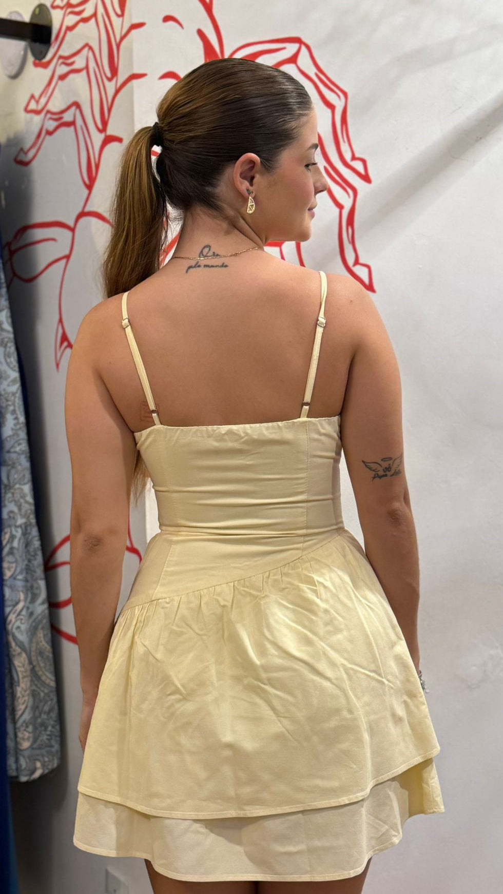 Vestido Curto Amarelo Manteiga com Babados e Costura Irregular