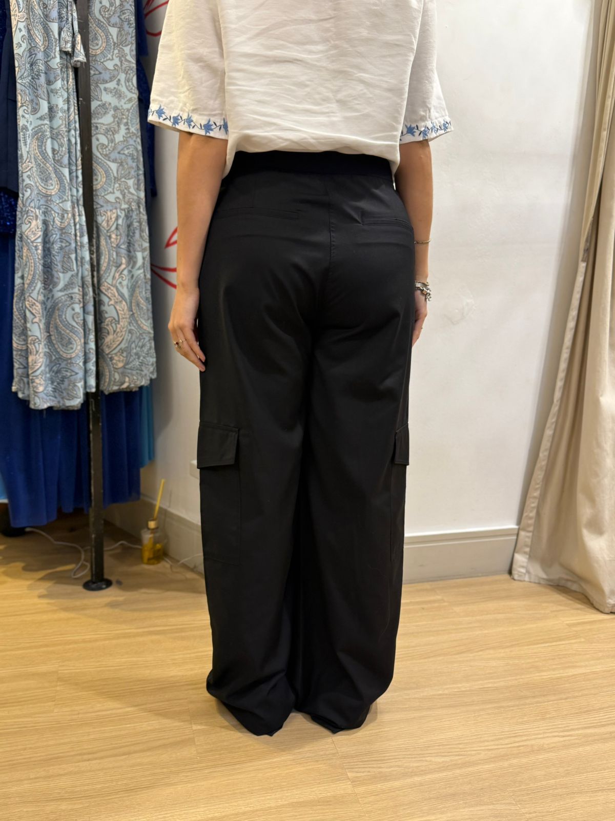 Calça wide leg cargo com detalhe de botão no cós