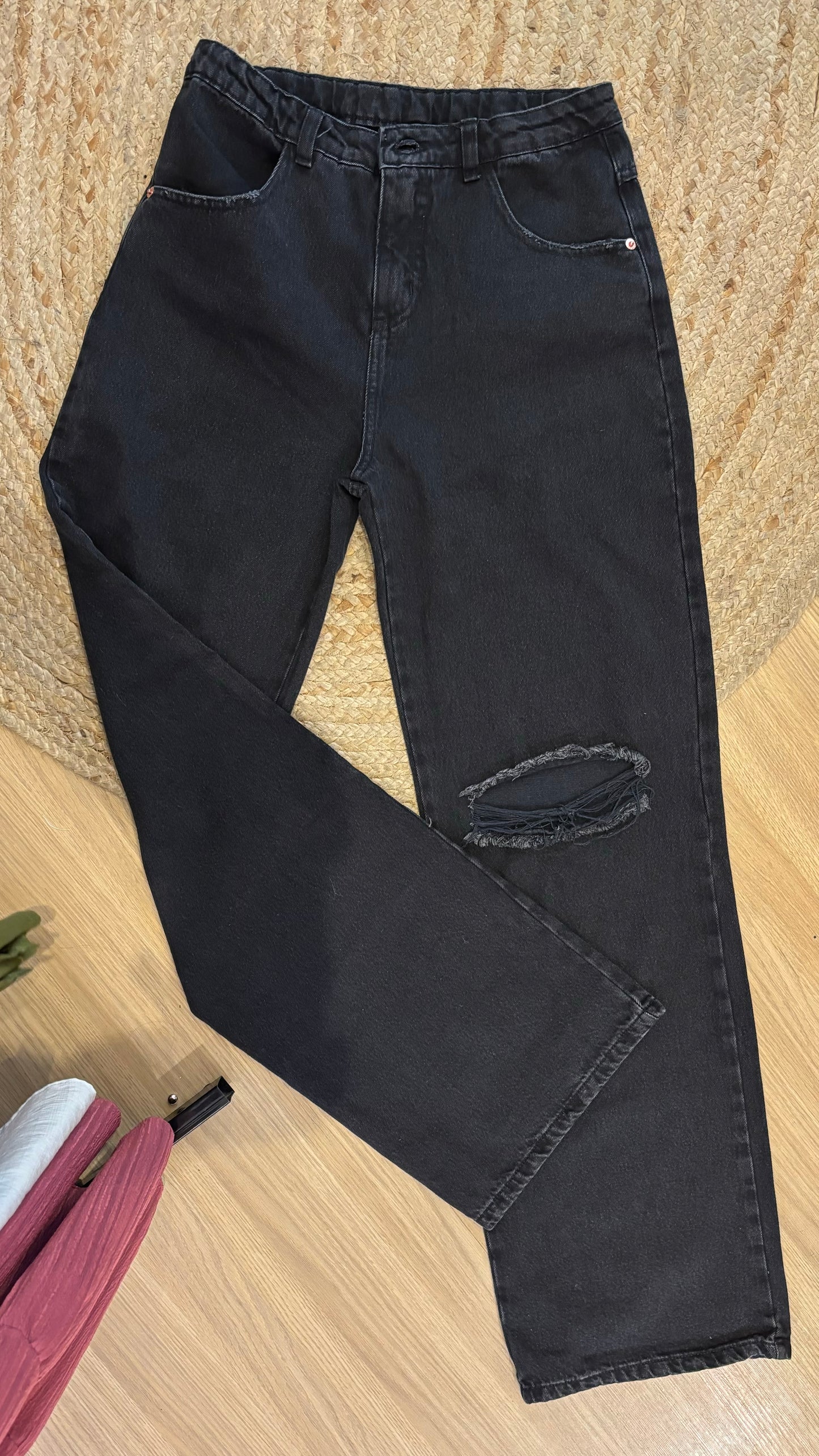 Calça jeans preta com rasgo no joelho