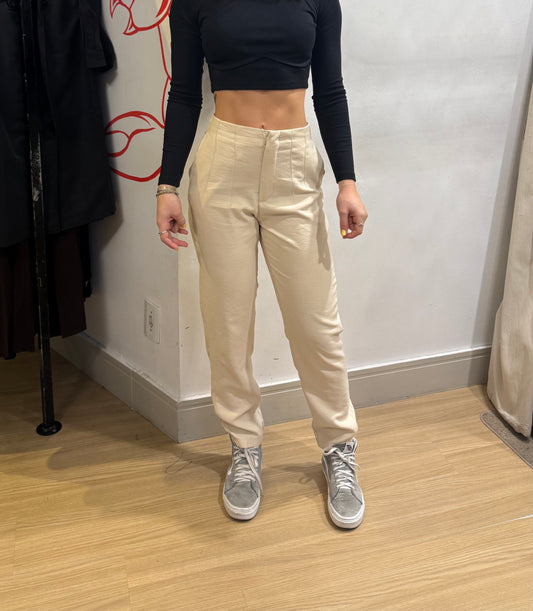 Calça modelo cenoura de alfaiataria