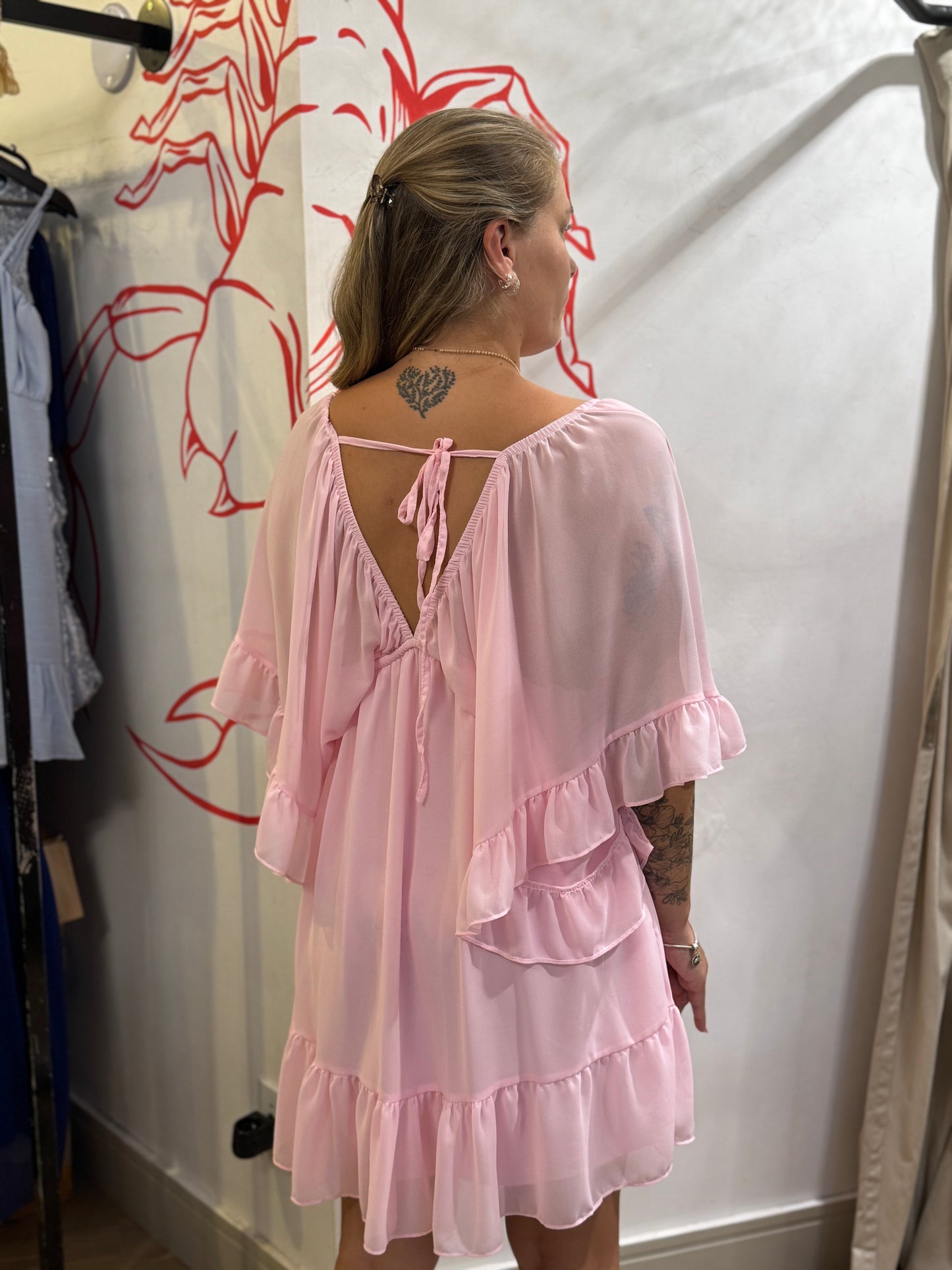 Vestido Rosa com Manga Esvoaçante e Babados