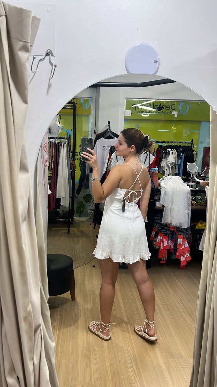 Vestido branco com babados na barra