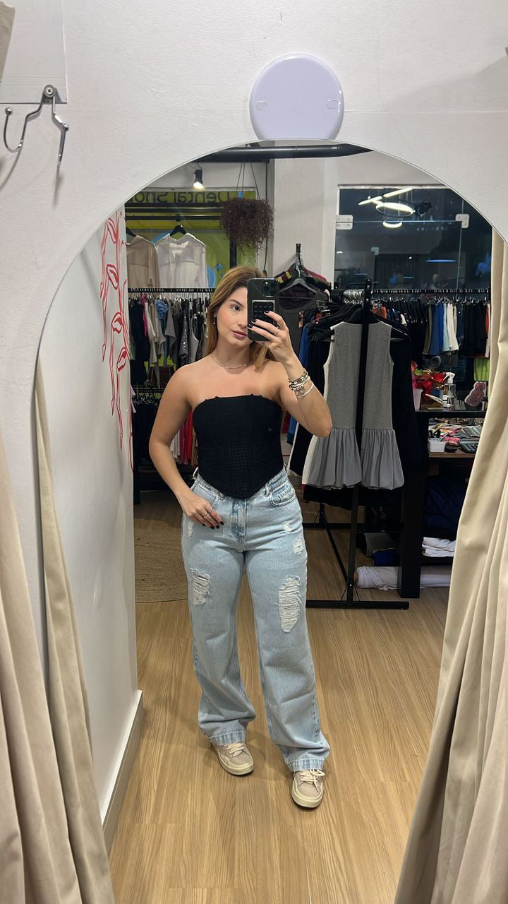 Calça jeans reta com desfiados