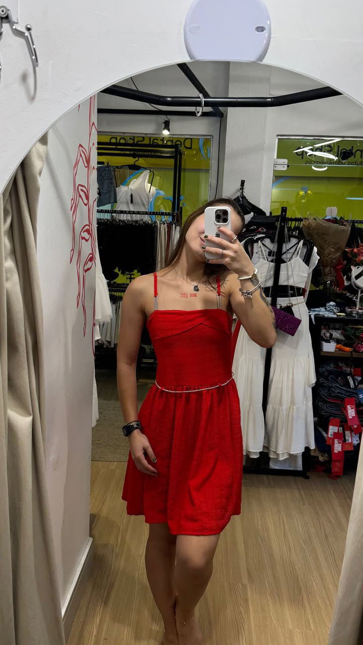 Vestido vermelho detalhes em brilho