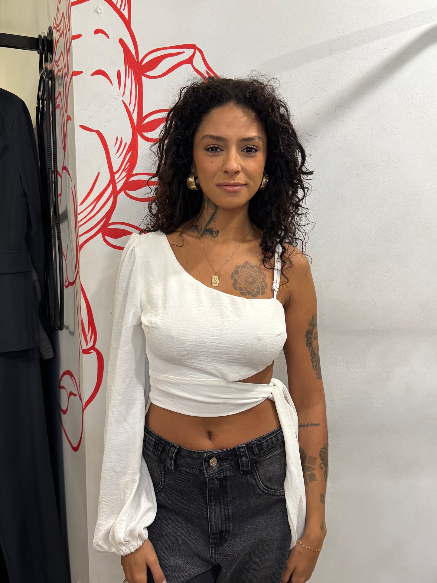 Cropped manga única com amarração lateral