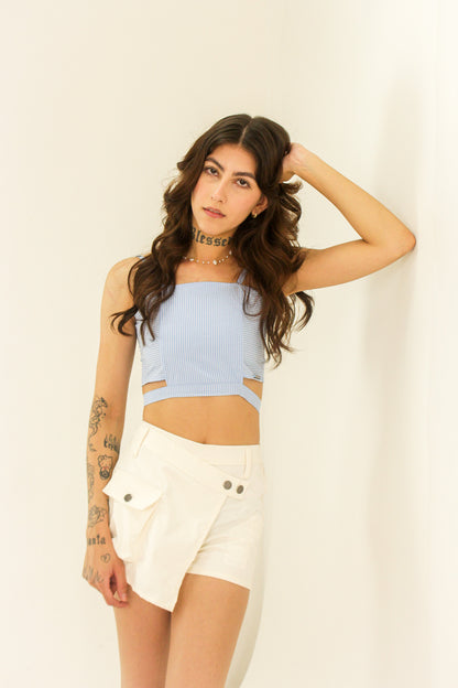 Conjunto de Cropped de listras com recorte na cintura e shorts saia cargo