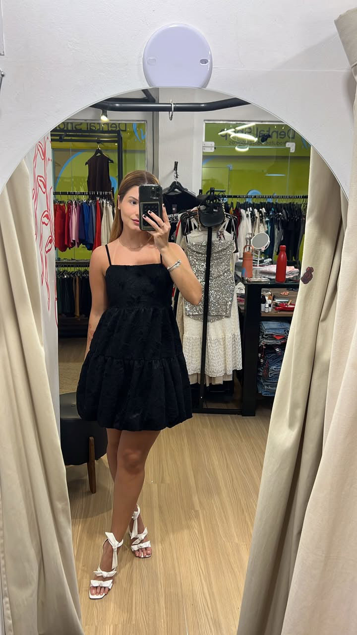 Vestido preto balonê com renda