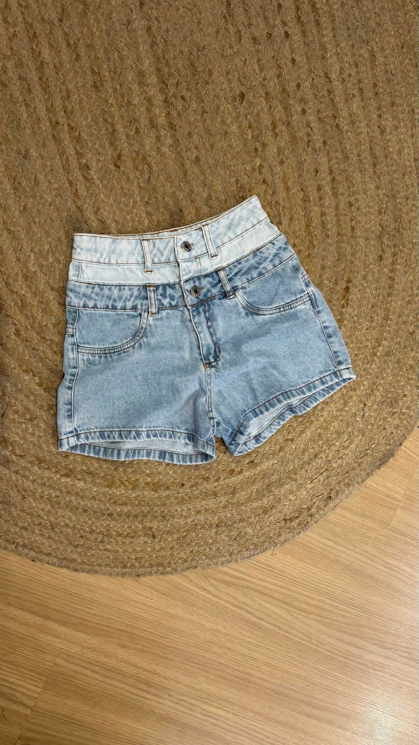 Shorts jeans com detalhe de cós duplo