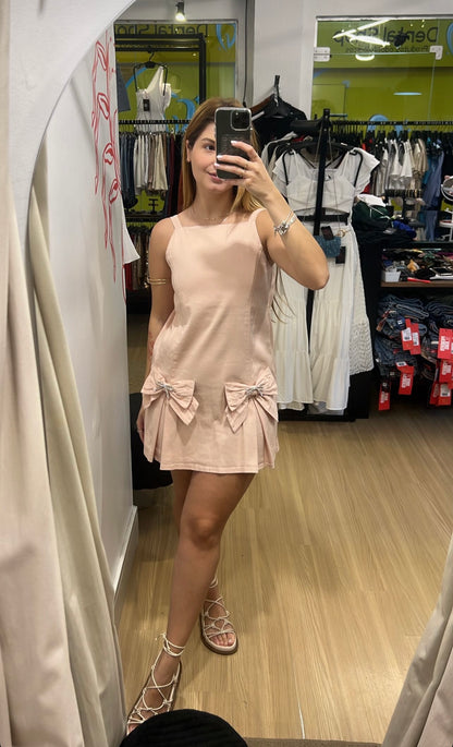 Vestido com detalhe de laços