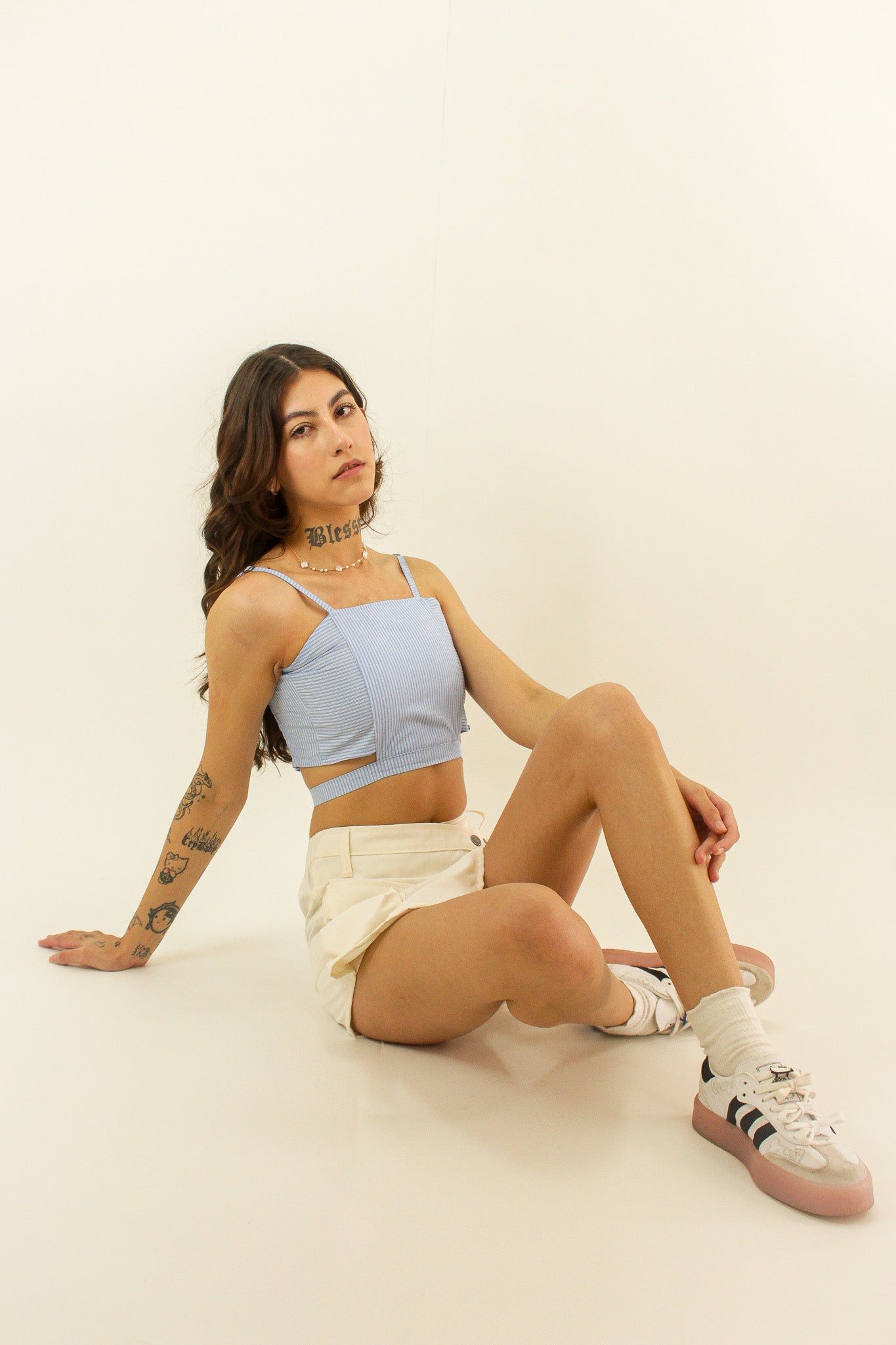 Conjunto de Cropped de listras com recorte na cintura e shorts saia cargo