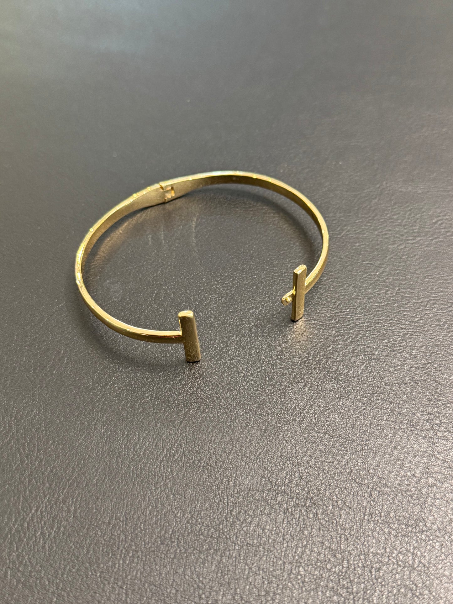 Bracelete dourado meio braço