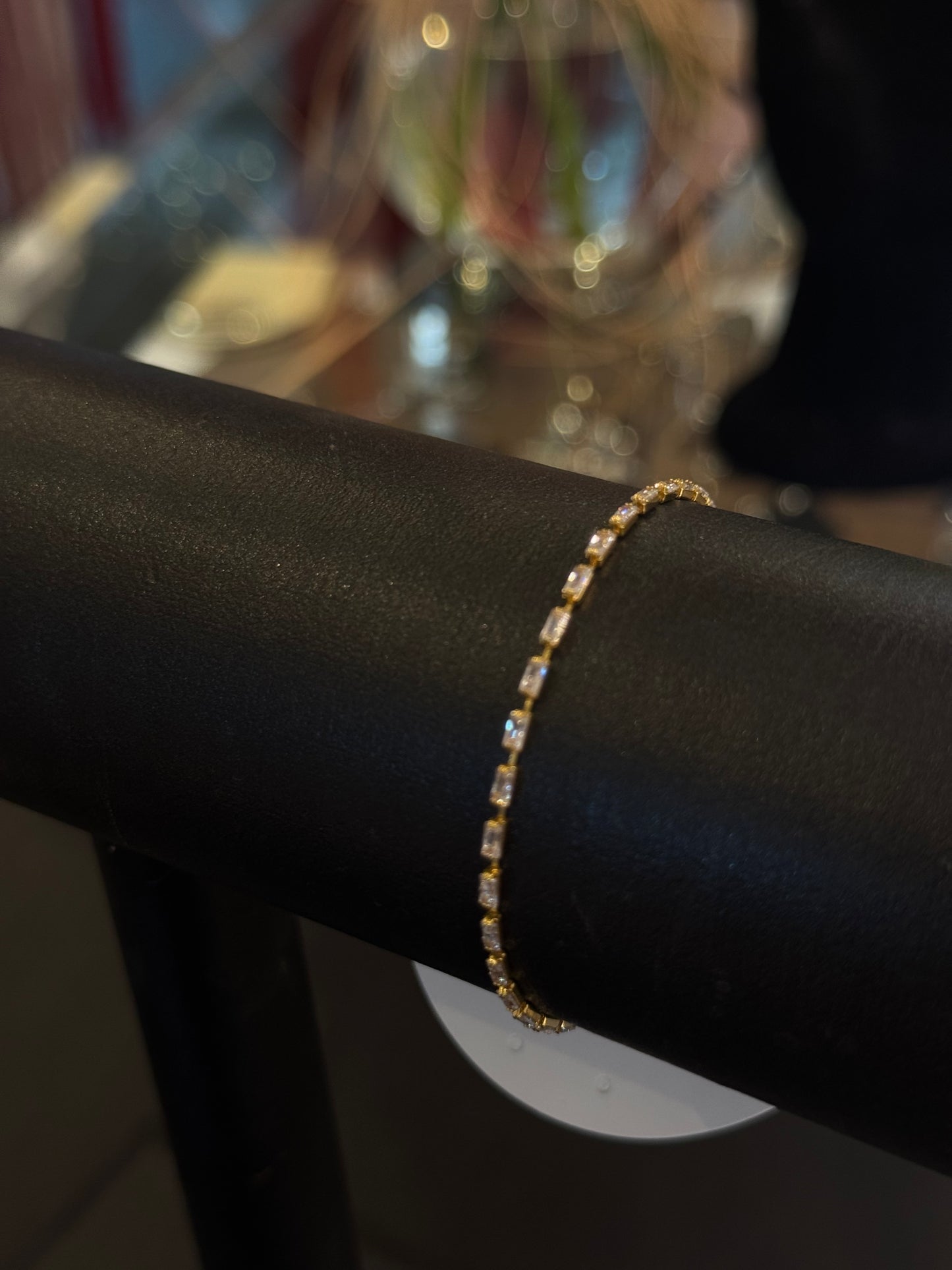 Pulseira dourada de strass