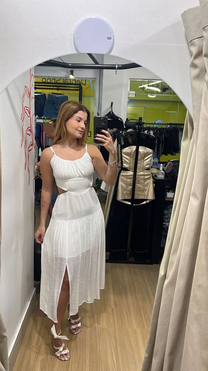 Vestido mídi com recorte na cintura e fenda frontal