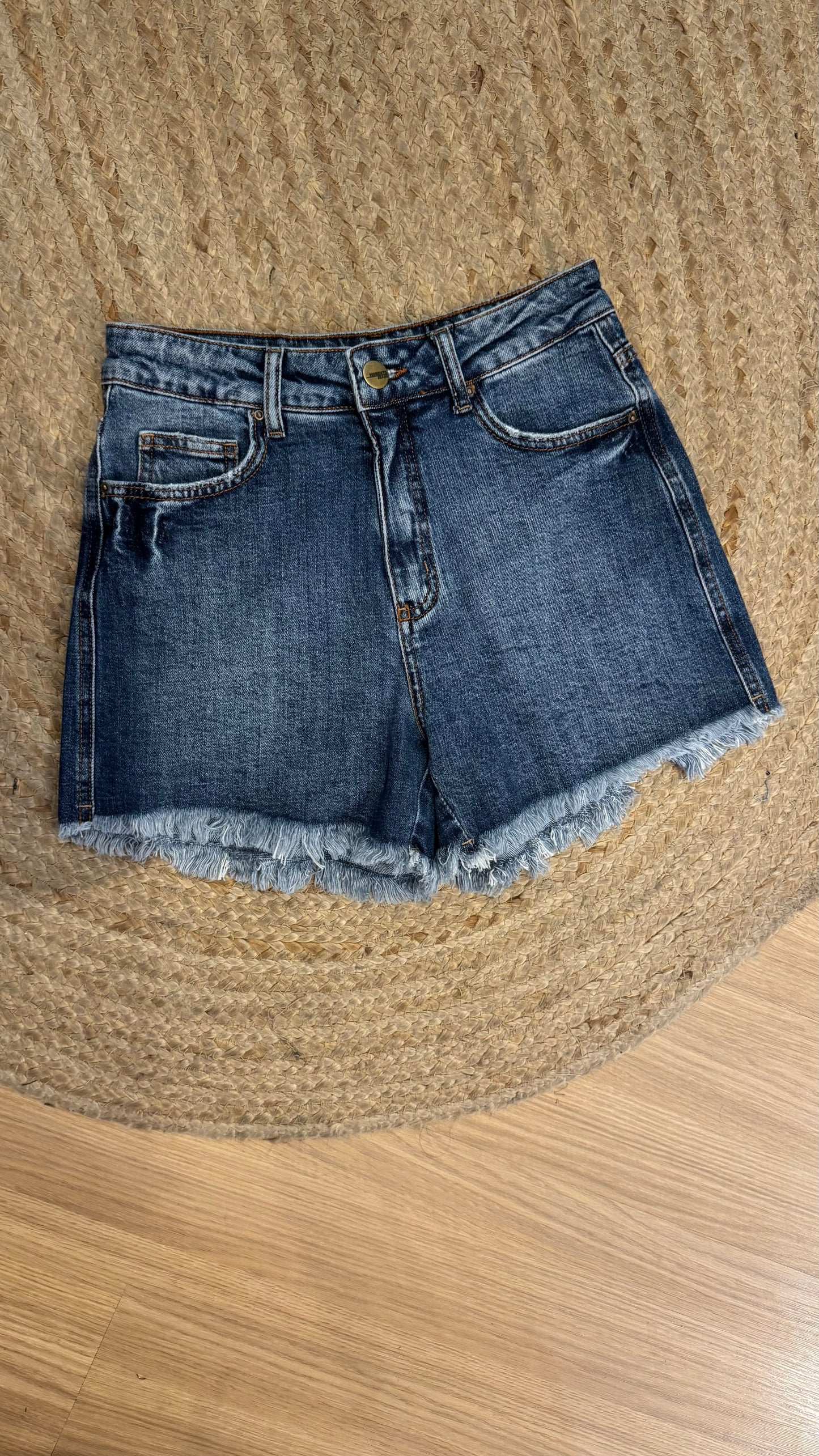 Shorts jeans azul com barra desfiada