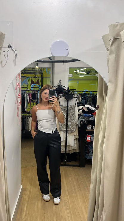 Cropped em alfaiataria com detalhe assimétrico