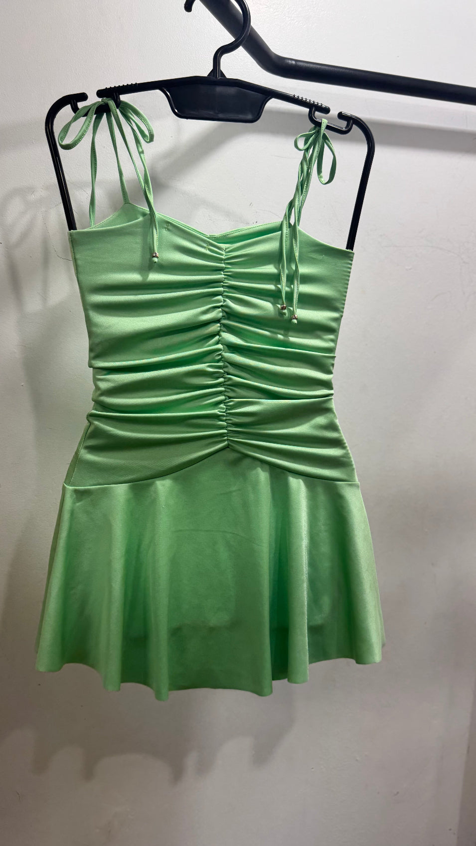 Vestido com babados na barra e detalhe em drapeados