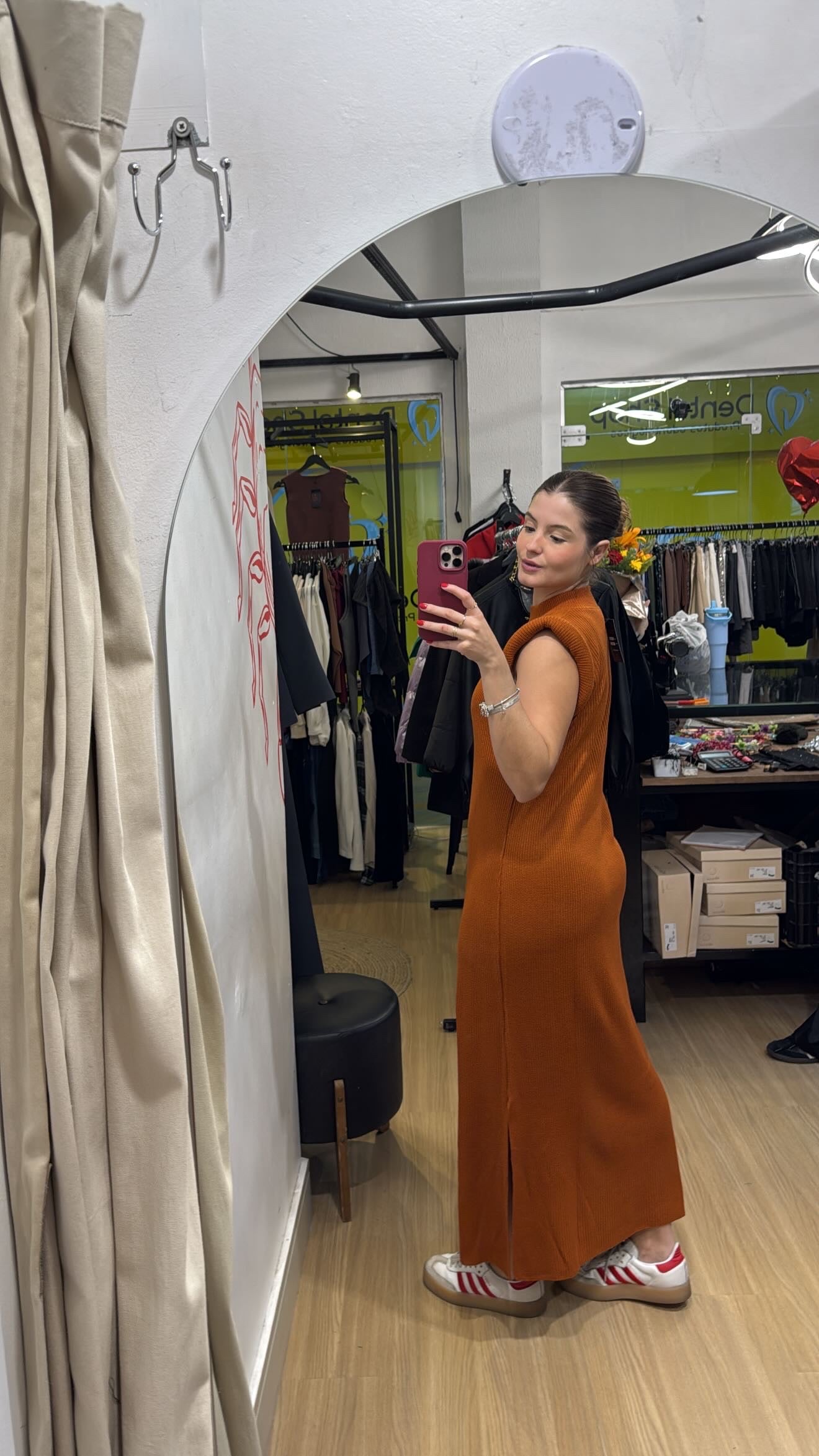 Vestido tricot com ombreiras