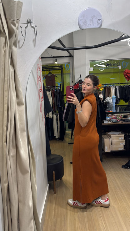 Vestido tricot com ombreiras