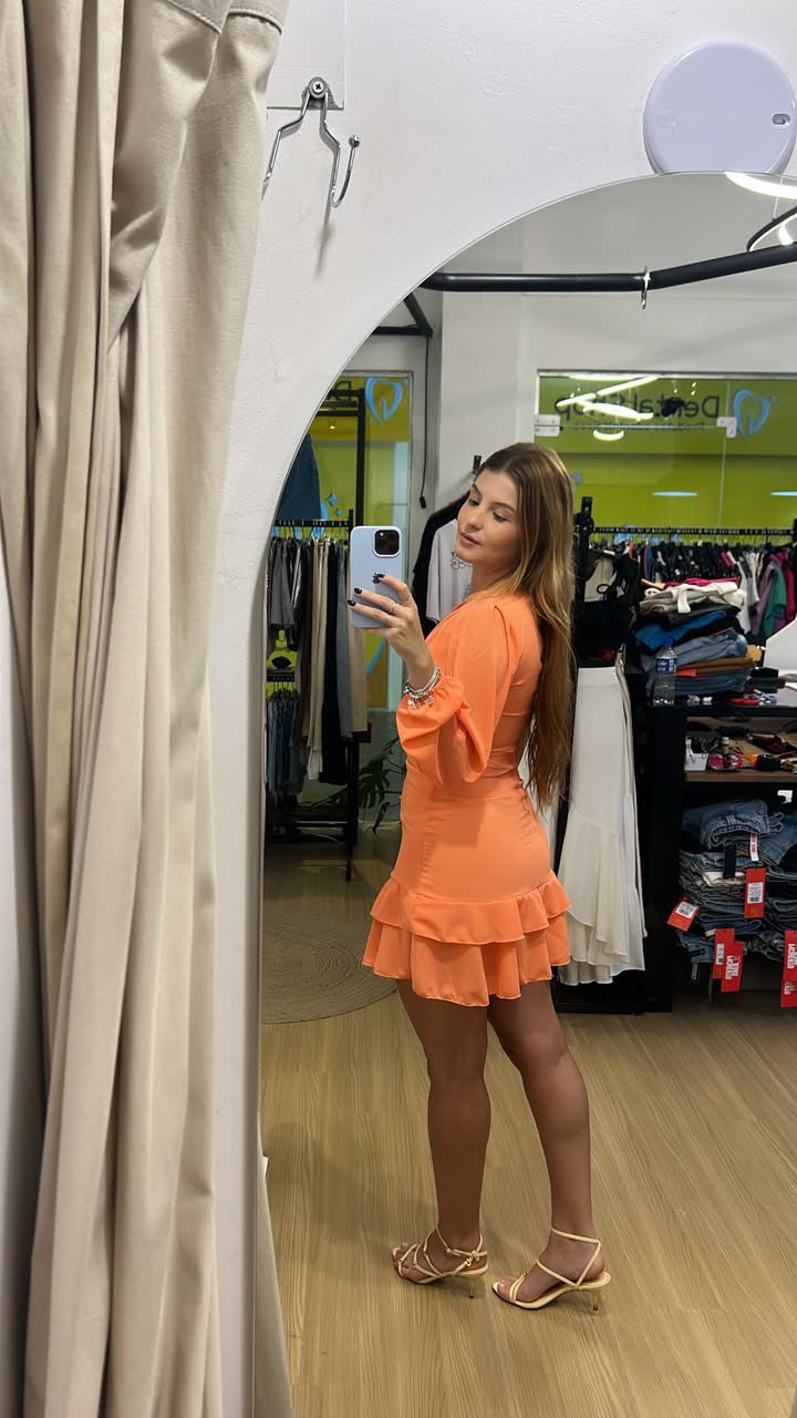 Vestido laranja com babados e manga única