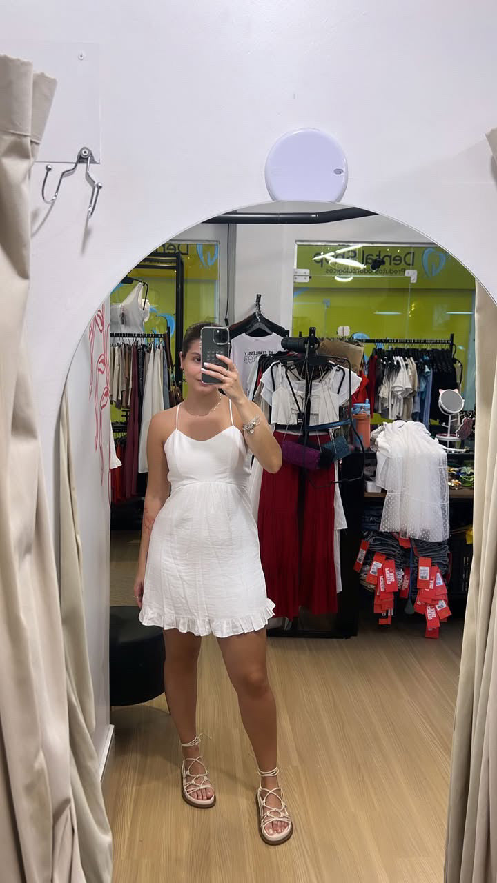 Vestido branco com babados na barra