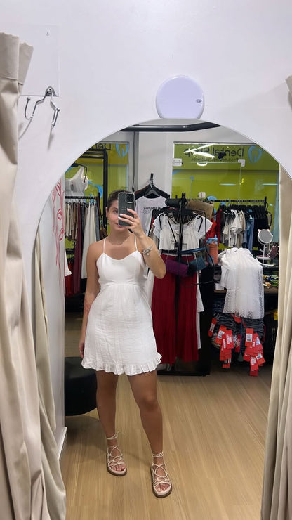 Vestido branco com babados na barra