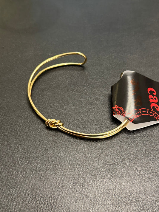 Bracelete dourado duplo com nó