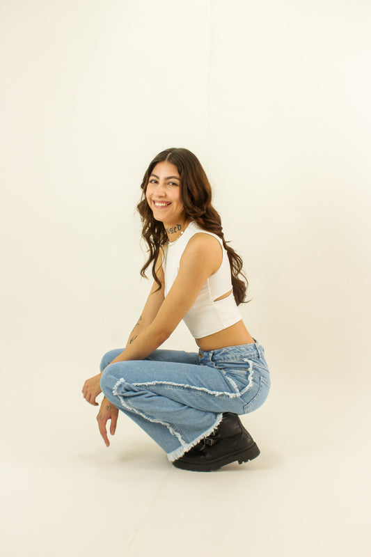 Calça jeans com detalhe de desfiados