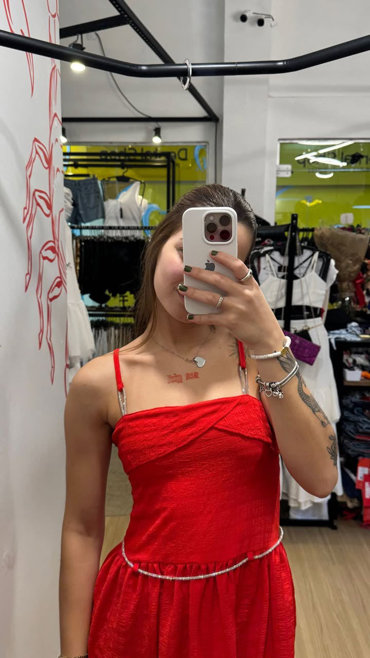 Vestido vermelho detalhes em brilho