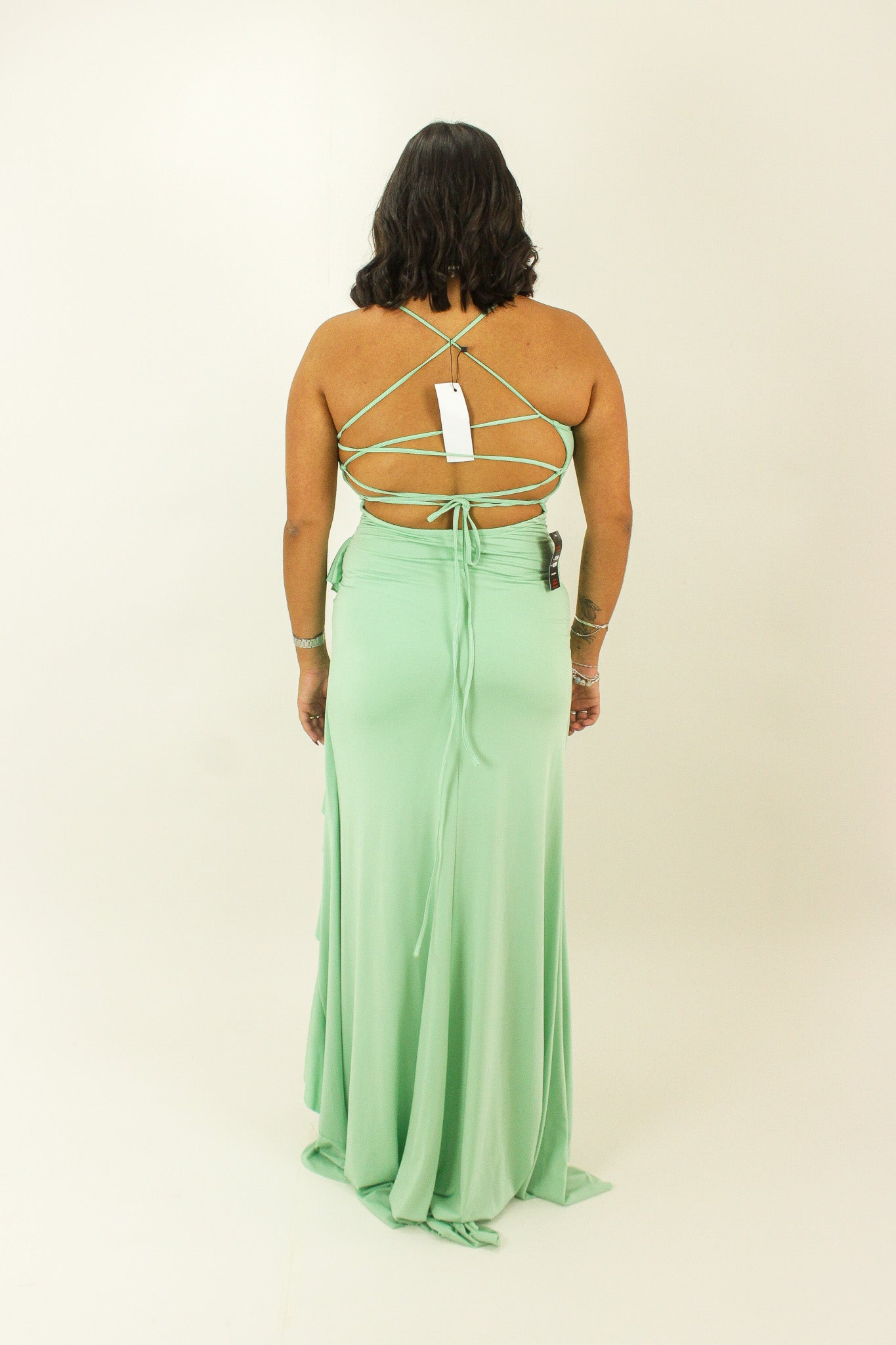 Vestido longo com fenda de babados