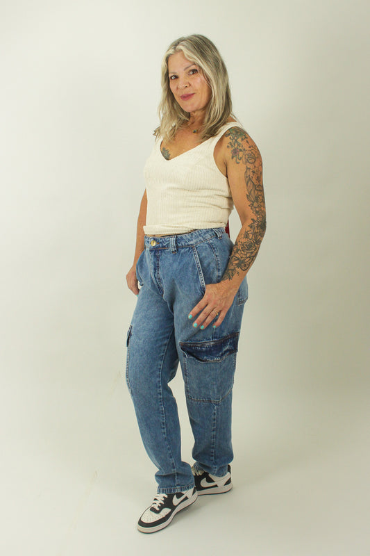 Calça jeans cargo com costuras marrom