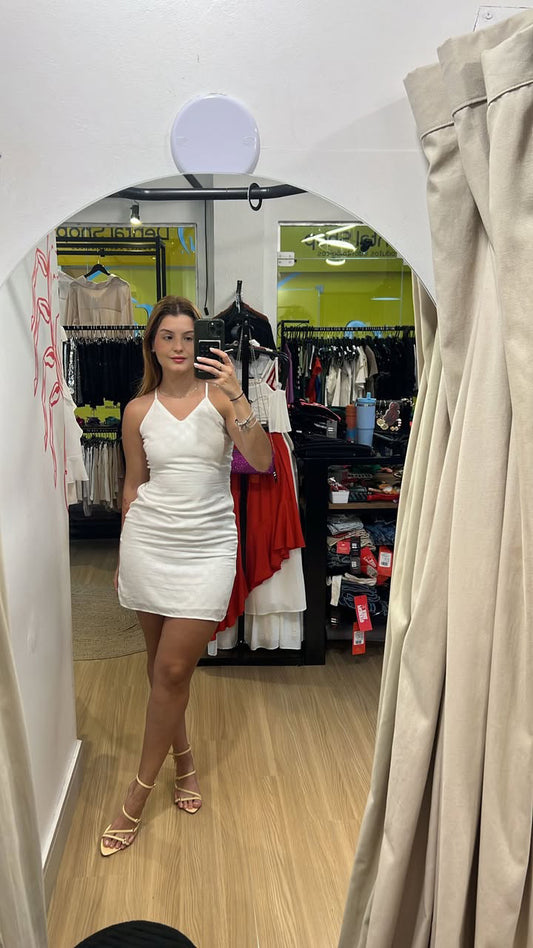 Vestido branco com abertura nas costas e amarração