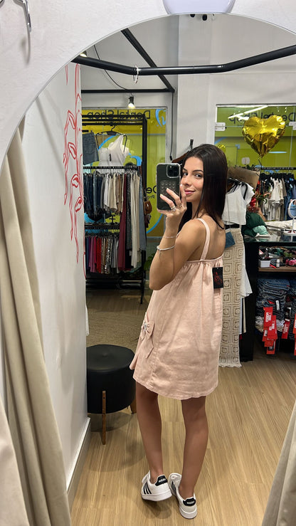 Vestido com detalhe de laços