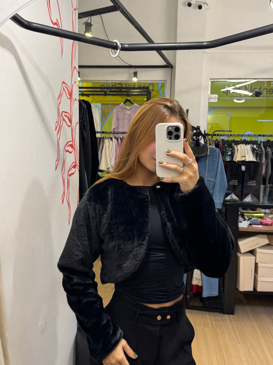 Casaco preto de pelos