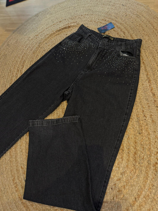 Calça jeans estonada com strass na frente