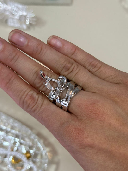 Anel Prateado Laço Triplo