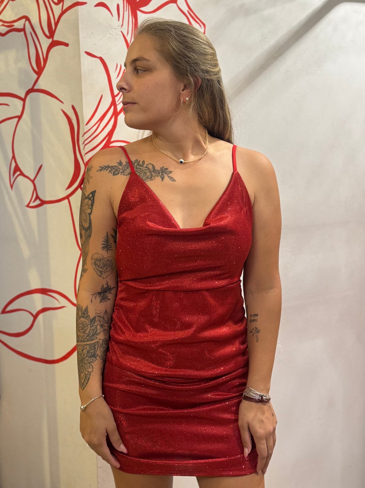 Vestido vermelho com Acabamento Brilhoso e Abertura nas Costas