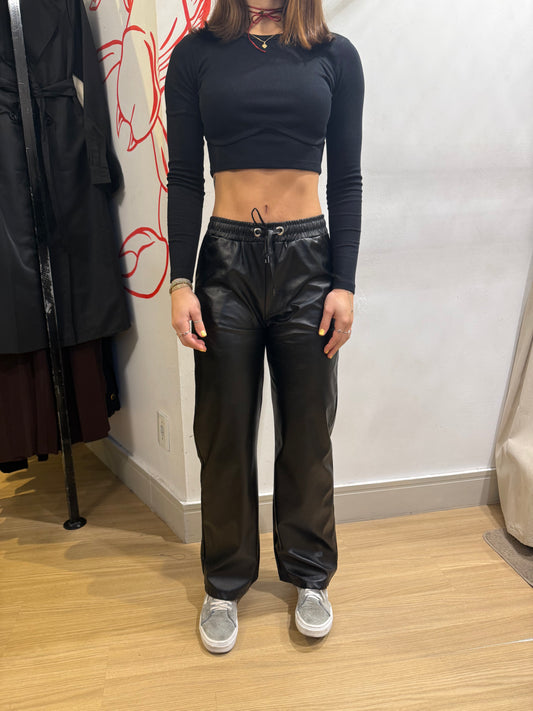 Calça corino com lastex na cintura