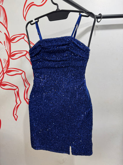 Vestido de paetê com drapeados no busto